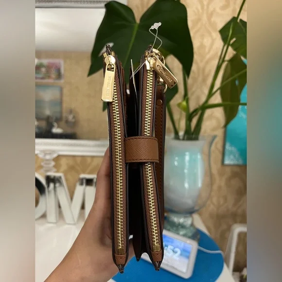 MK Smartphone Wallet - Picture 3 of 4